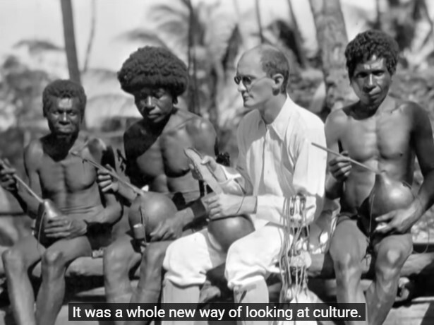 Malinowski et trois Trobriandais sont assis et tiennent des calebasses; la légende indique qu'il avait une toute nouvelle façon de regarder la culture.