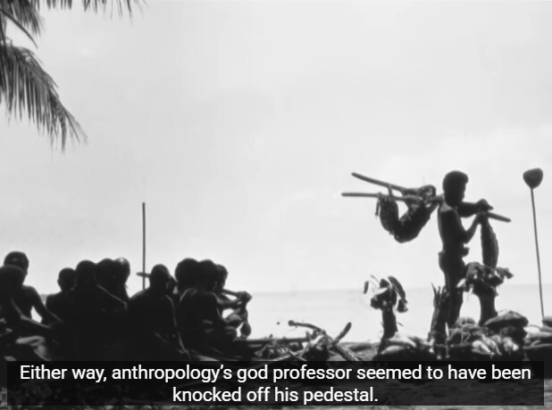 Ancienne photo en noir et blanc d'habitants des îles Trobriand sur une plage dessous un palmier; la légende indique que le divin professeur d'anthropologie Malinowski est tombé de son piédestal.