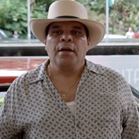 Notre très cher ami Luis-Fernandez Castvileja, trafiquant de son état. // Gacha, un mec chill et relaxe à l'origine de quelques milliers de morts en Colombie, ici interprété par un acteur dans Narcos...