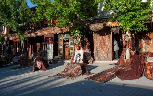 Le marché aux tapis, dans le centre-ville historique de Täräqçan.