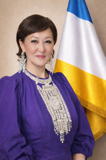 Portrait officiel de Tuyaara Uruy Kün, présidente de la République iakume