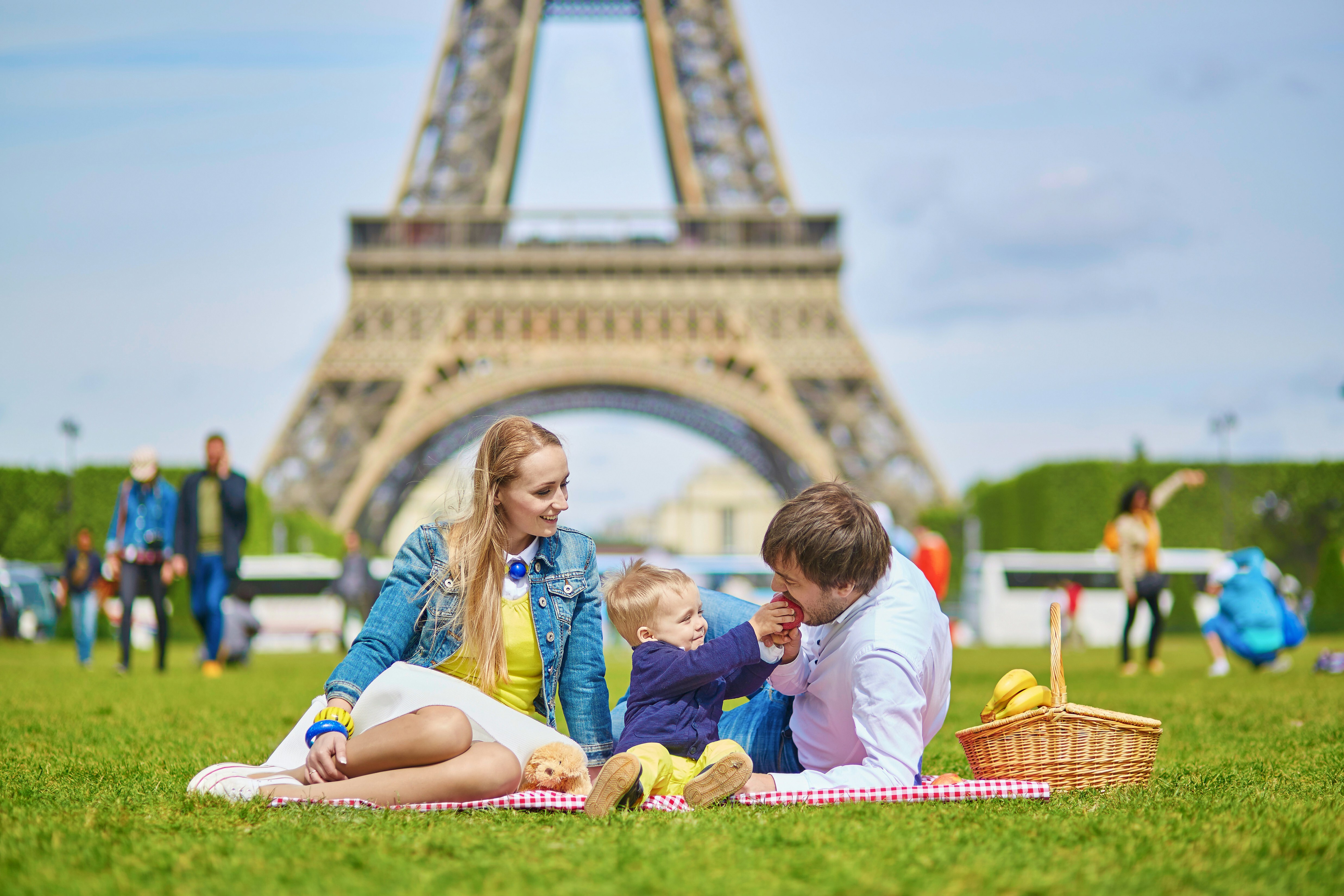 family in front of the Eiffel Tower