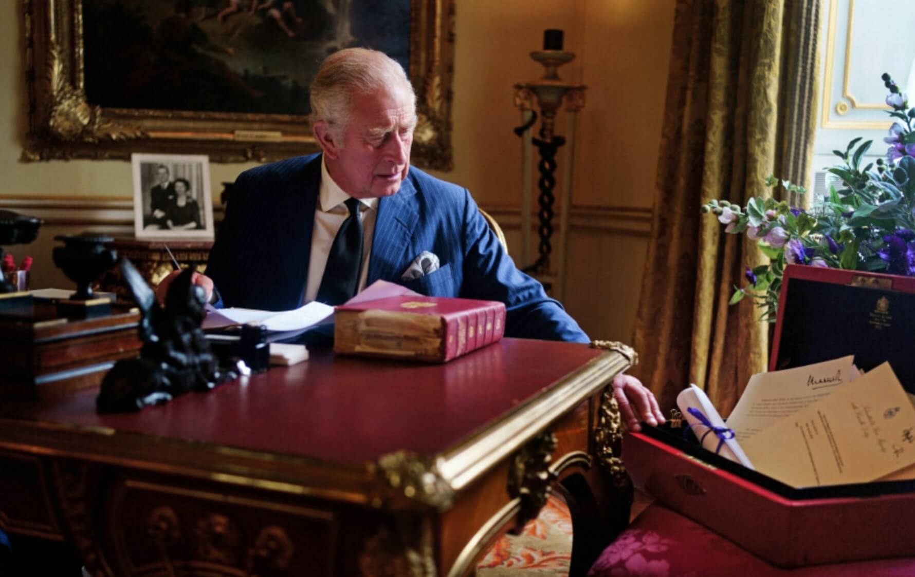 Bureau du Premier Ministre de Sa Majesté Louis VI d'Antérinie et de Marcine. // Bureau de Sa Gracieuse Majesté Charles II d'Angleterre, d'Irlande et d'Ecosse, probablement au Palais de Buckingham à Londres. Bureau du Premier Ministre de Sa Majesté Louis VI d'Antérinie et de Marcine. // Bureau de Sa Gracieuse Majesté Charles II d'Angleterre, d'Irlande et d'Ecosse, probablement au Palais de Buckingham à Londres.