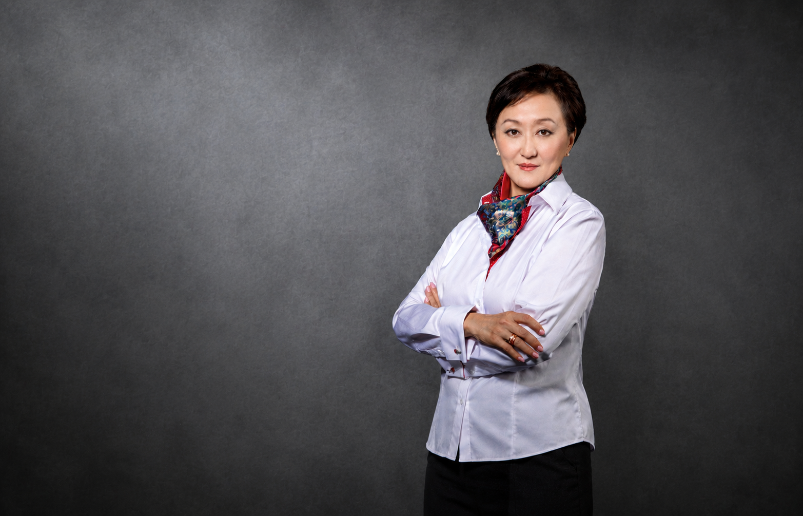 Portrait officiel de Tuyaara Uruy Kün, présidente de la République iakume