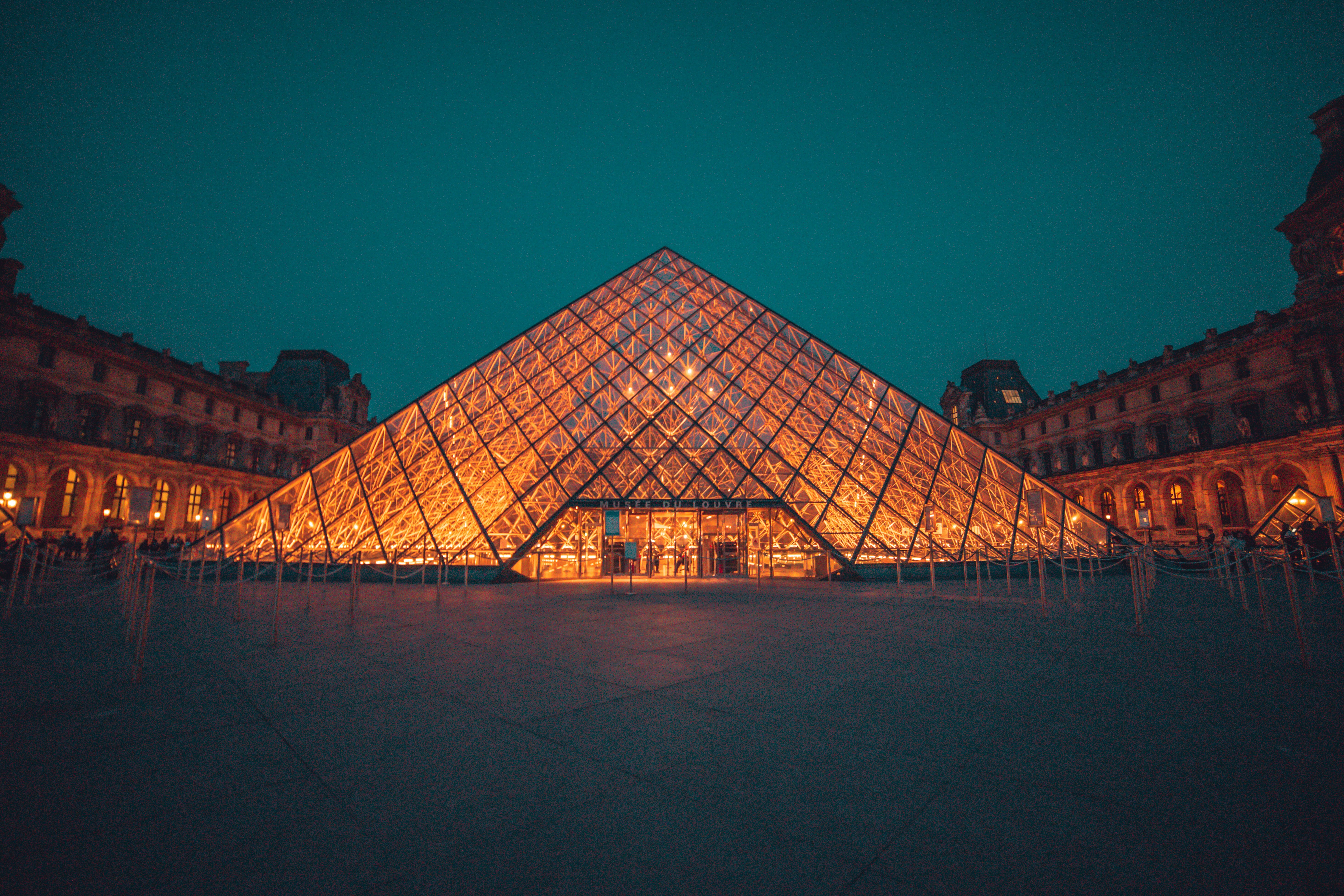 Musée du Louvre at night