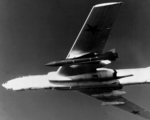 Le B-3B 03 en vol durant l'opération Aldébaran, transportant sous ses ailes des missiles de croisière CM-9, en vol vers son objectif au Ninchi. La photographie est prise depuis le B-3B 05, lui aussi en opération. Le B-3B 03 en vol durant l'opération Aldébaran, transportant sous ses ailes des missiles de croisière CM-9, en vol vers son objectif au Ninchi. La photographie est prise depuis le B-3B 05, lui aussi en opération.