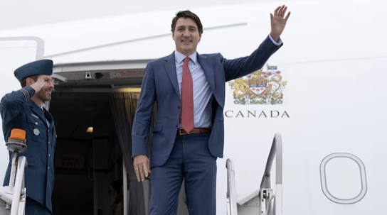Photo de Josh McKenzie a la sortie de l'avion présidentiel