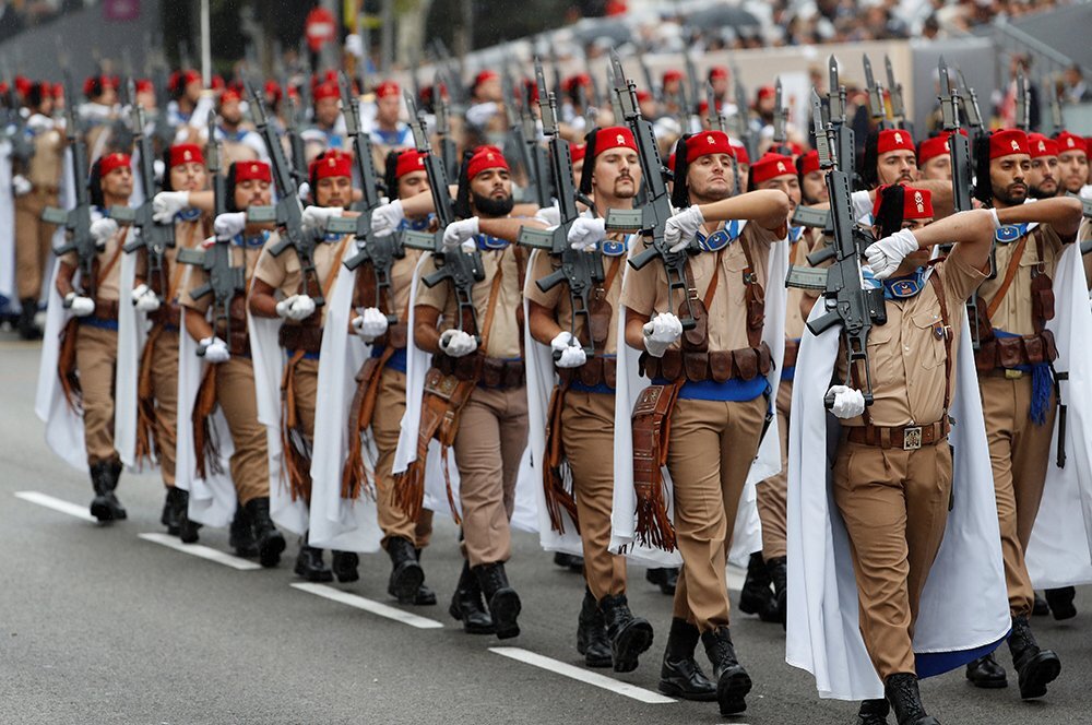Mercenaires antériniens débarquant à Velsna. // Regulares de Ceuta.
