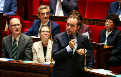 Le parlementaire Bob Maryn s'exprimant à la tribune de l'hémicycle face au bloc libéral.