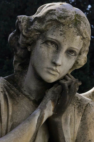 "Shaula ou la Miséricorde des Enfants" Pacsä Näär, 2015 (Statue au Calcaire, Parc de Saint Lazare, Ville de Roncevaux) "Shaula ou la Miséricorde des Enfants" Pacsä Näär, 2015 (Statue au Calcaire, Parc de Saint Lazare, Ville de Roncevaux)