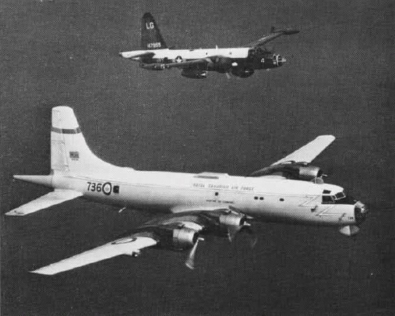 Un P6 en vol au dessus de l'océan pendant les tests en 2016, accompagné du Boussole, avion de recherche opéré par la SMR.