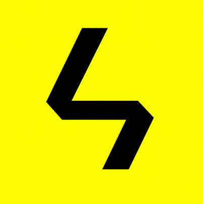 Composition générale : le logo se compose d'une forme géométrique noire unique, épaisse et anguleuse, se détachant sur un fond jaune vif uni, le contraste entre le noir et le jaune est très marqué, ce qui donne au symbole une forte visibilité et un impact visuel immédiat, un choix typique pour une identité de marque sportive qui doit rester lisible même en petit format (écusson, application, maillot). La forme centrale représente une flèche éclair dynamique, à angles droits, qui se lit comme suit : une première diagonale part du bas à gauche et monte fermement vers le haut à droite, elle se brise à angle droit pour former une barre horizontale, cette barre repart ensuite en diagonale vers le bas à droite, créant une deuxième pointe, l'ensemble donne une impression de mouvement, de vitesse et de percée fulgurante, une trajectoire brisée qui évoque l'énergie et l'élan, en parfaite cohérence avec l'identité d'une ligue sportive qui valorise la performance et la progression. Sur le plan du style graphique, les traits sont épais, pleins, sans dégradé ni détail interne, un aplat de noir pur, les angles sont nets et tranchants (pas d'arrondis), ce qui donne un rendu moderne, minimaliste et percutant, il n'y a ni texte, ni bordure, ni élément secondaire, le logo repose entièrement sur la force de sa silhouette. Sur le plan symbolique, la flèche éclair évoque la rapidité, l'impact et la fulgurance, des qualités qui font écho au discours de méritocratie et de dépassement permanent de la Ligarmonia, sa simplicité graphique en fait un symbole fort, immédiatement reconnaissable, à l'opposé du blason héraldique complexe qu'on avait imaginé précédemment. Composition générale : le logo se compose d'une forme géométrique noire unique, épaisse et anguleuse, se détachant sur un fond jaune vif uni, le contraste entre le noir et le jaune est très marqué, ce qui donne au symbole une forte visibilité et un impact visuel immédiat, un choix typique pour une identité de marque sportive qui doit rester lisible même en petit format (écusson, application, maillot). La forme centrale représente une flèche éclair dynamique, à angles droits, qui se lit comme suit : une première diagonale part du bas à gauche et monte fermement vers le haut à droite, elle se brise à angle droit pour former une barre horizontale, cette barre repart ensuite en diagonale vers le bas à droite, créant une deuxième pointe, l'ensemble donne une impression de mouvement, de vitesse et de percée fulgurante, une trajectoire brisée qui évoque l'énergie et l'élan, en parfaite cohérence avec l'identité d'une ligue sportive qui valorise la performance et la progression. Sur le plan du style graphique, les traits sont épais, pleins, sans dégradé ni détail interne, un aplat de noir pur, les angles sont nets et tranchants (pas d'arrondis), ce qui donne un rendu moderne, minimaliste et percutant, il n'y a ni texte, ni bordure, ni élément secondaire, le logo repose entièrement sur la force de sa silhouette. Sur le plan symbolique, la flèche éclair évoque la rapidité, l'impact et la fulgurance, des qualités qui font écho au discours de méritocratie et de dépassement permanent de la Ligarmonia, sa simplicité graphique en fait un symbole fort, immédiatement reconnaissable, à l'opposé du blason héraldique complexe qu'on avait imaginé précédemment.