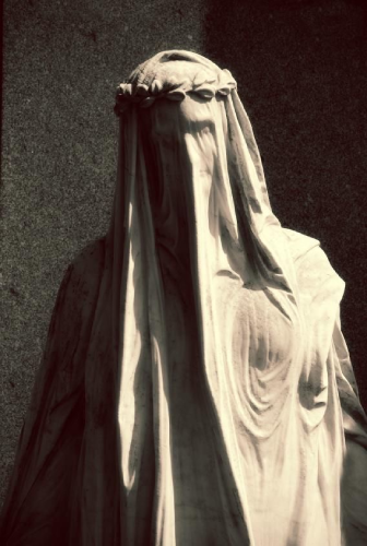 "La Vierge de Roncevaux" Pacsä Näär, 2011 (Statue au Calcaire, Cathédrale de Sainte-Istride, Ville de Roncevaux)