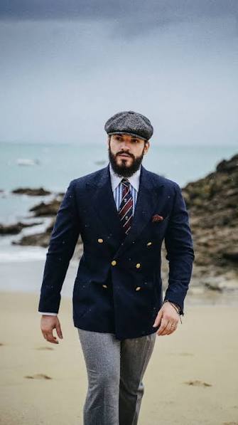 Louis de Saint-Antoine en costume bleu marin// Alexis Cormac, créateur de contenu portant sur l'art sartorial , et charmant monsieur ayant bon goût !