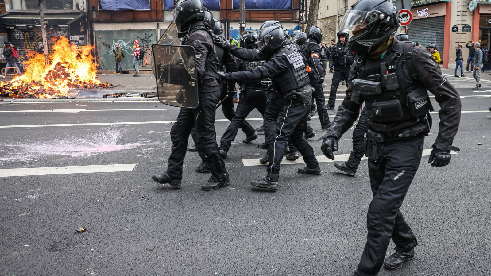 Policiers Marcheburgeois peu avant la fin des émeutes. // La Brav-M ; brigade motorisé décriée pour des méthodes trop efficaces.