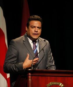 Luis Akamal, représentant de la Yukanaslavie à l'OSA