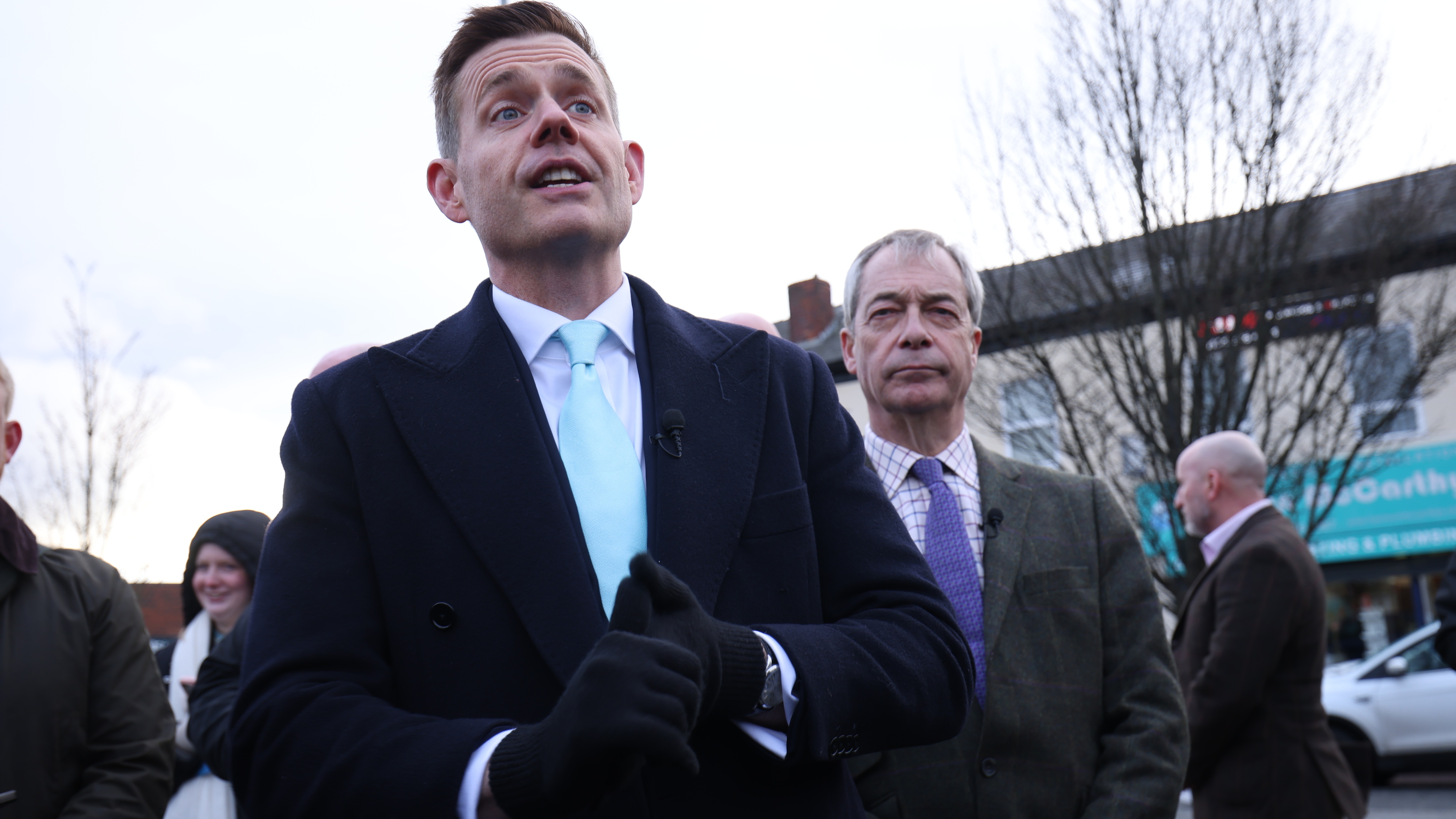 Notre grand ami Altarini, le nouveau patron de la droite dure antérinienne... // Thommy Robinson, figure publique du parti Reform UK lors d'une manifestation.