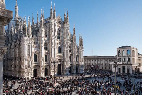 La Catéhdrale de Saint Jérôme d'Antérinie, à Antrania, l'une des plus grandes cathédrales d'Antérinie // La seconde plus grande cathédrale du monde, celle de Duomo ou la Nativité-de-la-Sainte-Vierge-Marie à Milan.