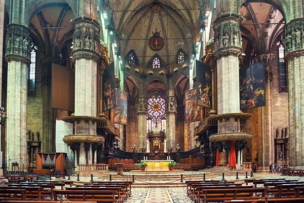 Intérieur de la Cathédrale d'Antrania. // Intérieur de la Catédrale de Milan (Duomo di Milano).