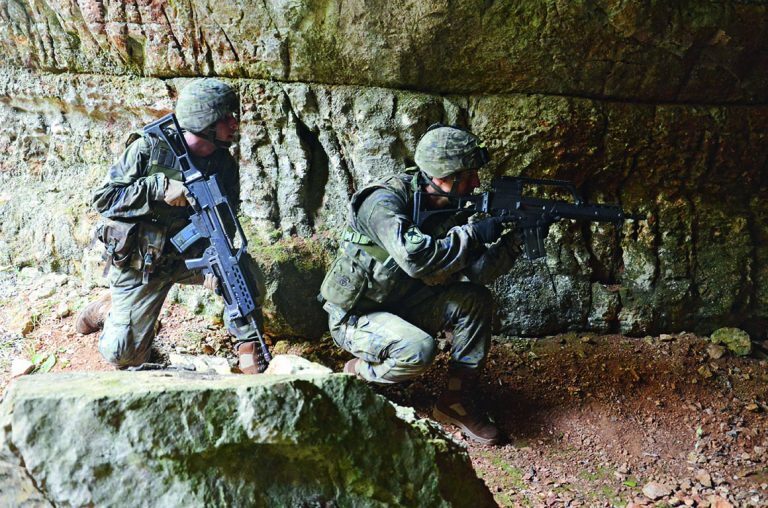 Soldats antériniens combattant en montagne. // Forces armées espagnoles en pleine réorganisation, ici soldats s'entraînant dans les Pyrénées espagnoles. Soldats antériniens combattant en montagne. // Forces armées espagnoles en pleine réorganisation, ici soldats s'entraînant dans les Pyrénées espagnoles.