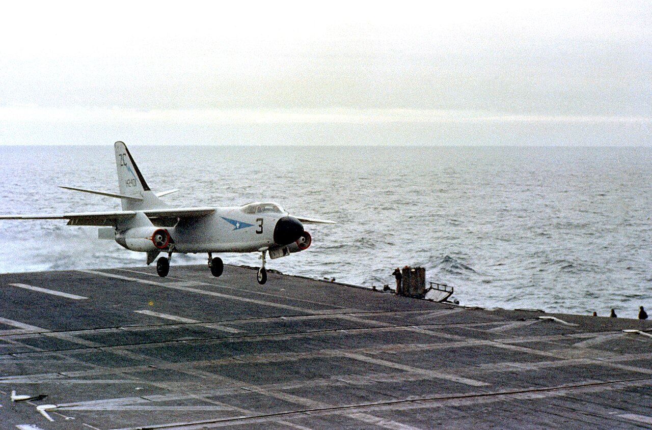 Une photo du prototype P 21 adapté à l'appareil durant les tests d'opérabilité sur le porte avion D.M.S Galipolie.