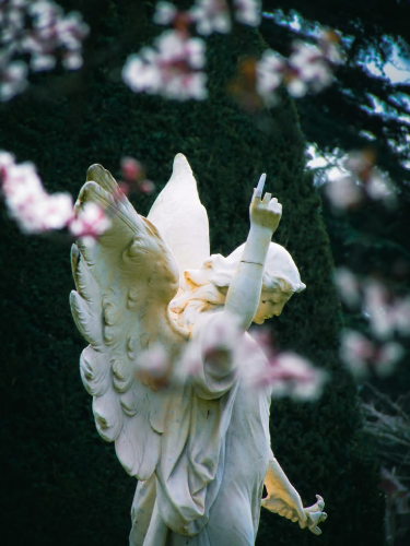 "La Pâle Shaula" Pacsä Näär, 2020 (Statue au Calcaire, Parc de Sainte-Octane, Ville de Rigault)