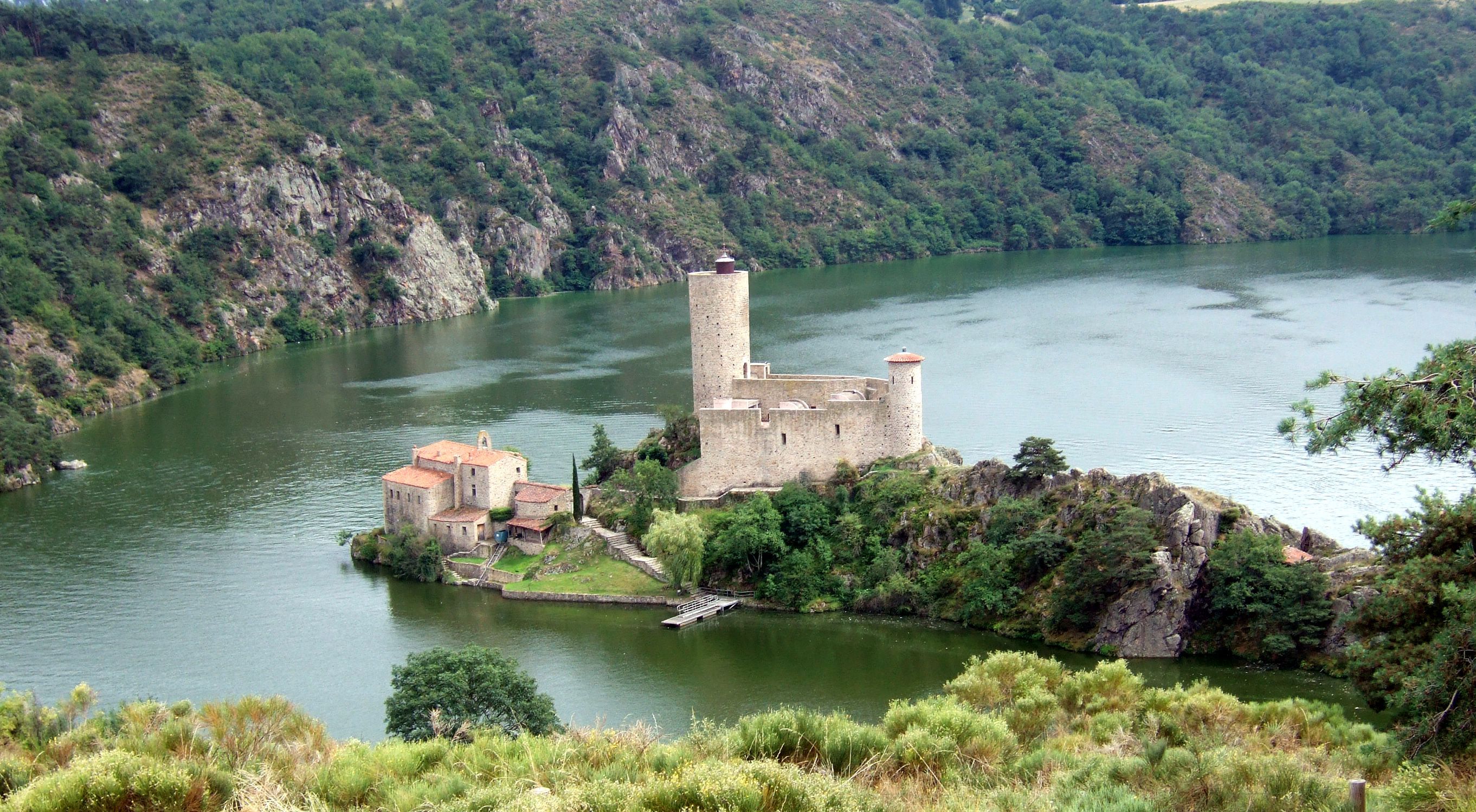 Chateau d'Essalois et gorges de la Loire