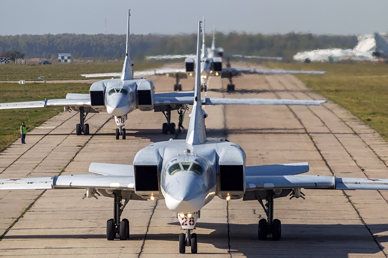 Quatres B 6 Stlaker au roulage sur la piste de la base aérienne de Cazanx lors d'un exercice de décollage sur alerte.
