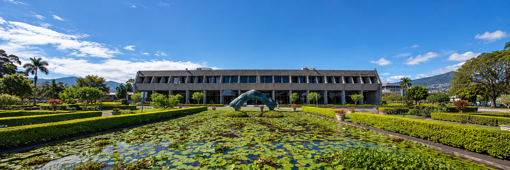 Panorama large donnant sur le palais présidentiel de la République de Costa Verde à San Pedro Luis, lieu principal de réunion du conseil des ministres et de travail du gouvernement costaverdien.